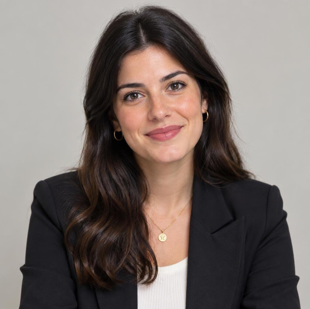 Portrait of a Portuguese woman in her 20s, fact-checking analyst