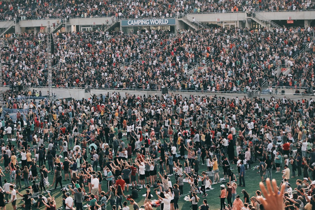 crowd believing fake news